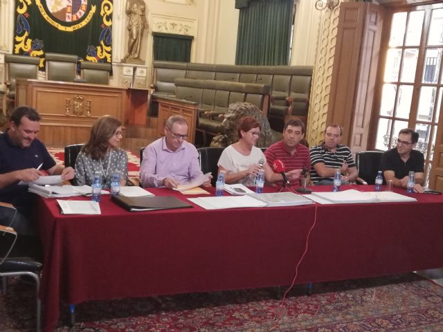 El salón de plenos acogió una nueva reunión con los vecinos afectados por las obras de mejora de la carretera de El Carche