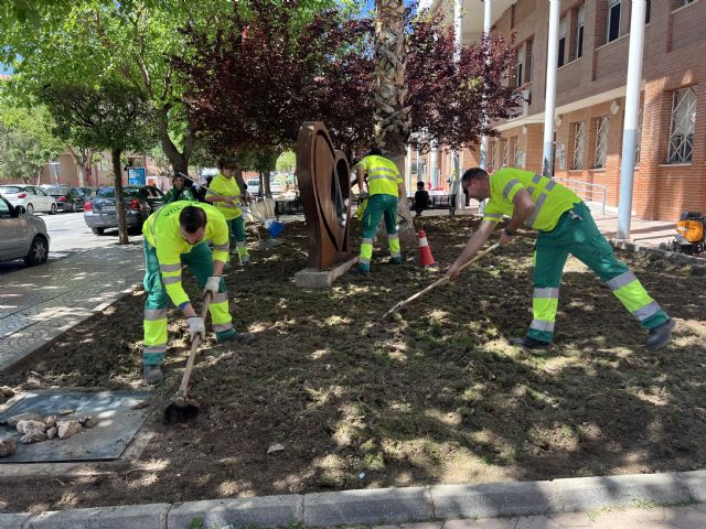 Jardines y Medio Ambiente está realizando labores de resiembra en varias zonas verdes de Jumilla