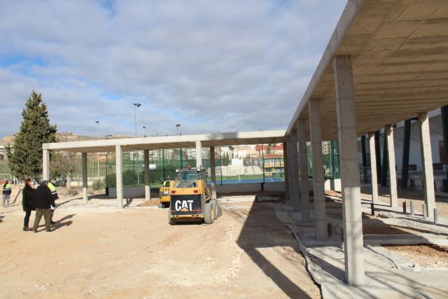 Las obras del nuevo edificio de vestuarios y del cambio de césped artificial avanzan según previsiones