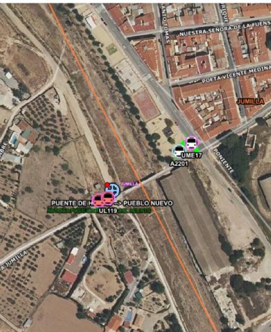 Rescatan a tres personas de un vehículo que ha caído por un puente en Jumilla