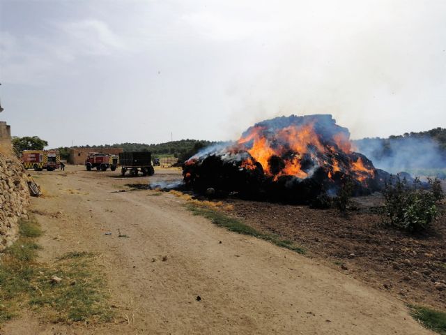 Incendio de unas alpacas de paja en una finca de Jumilla