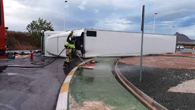 Conductor de un camión herido al volcar en carretera Jumilla-Venta del Olivo