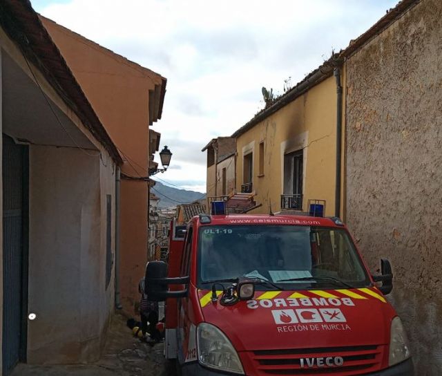 Bomberos extinguen un incendio en una vivienda de Jumilla