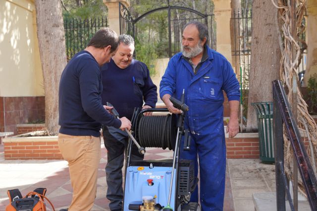 El Cementerio municipal cuenta con nueva dotación de escaleras y maquinaria de limpieza