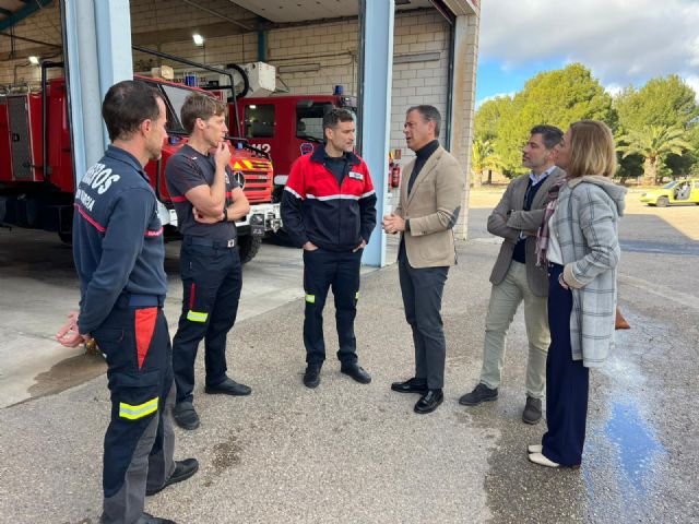 El consejero de Emergencias y la alcaldesa Seve González han visitado las instalaciones del Parque de Bomberos de Jumilla
