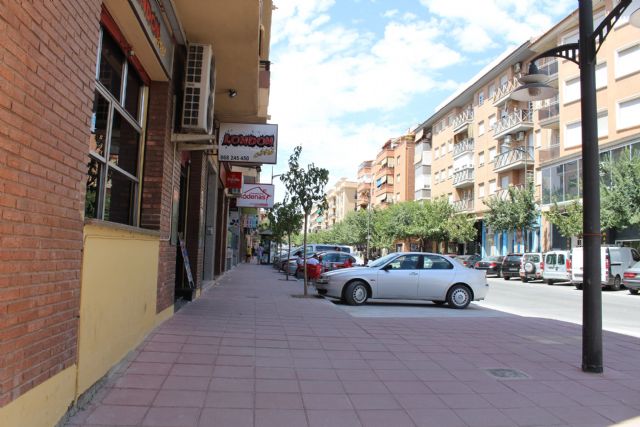 Finaliza la primera fase de renovación de aceras y aparcamiento de la acera sur de avenida de Levante