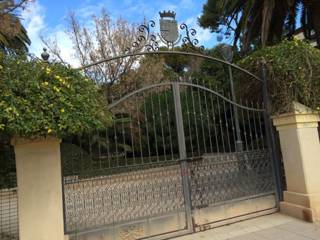 Dos farolas y un árbol caídos, principales destrozos del viento