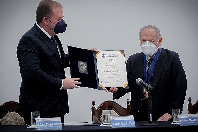 El ingeniero jumillano, Isidro Fernández, investido doctor Honoris Causa por la Universidad Jaime Bausate y Meza de Perú