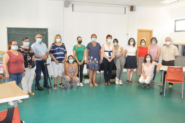 Doce alumnas están tomando parte en la acción formativa 'Arreglos y adaptaciones en prendas de textil y piel'
