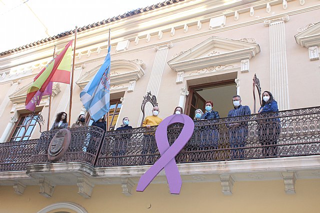 Se coloca el lazo morado contra la violencia de género y se entregan los premios al mejor cartel y spot sobre el 25N
