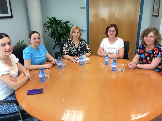 La alcaldesa solicita a la consejera de Política Social mayor financiación para la atención primaria