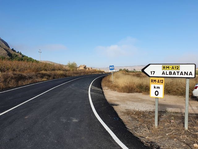 Reparan en Jumilla las cunetas de la carretera de Albatana para evitar la acumulación de arrastres durante las lluvias