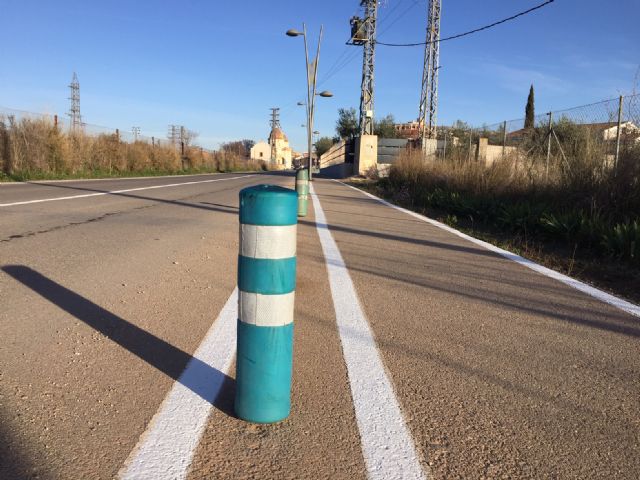 El Ayuntamiento realiza trabajos de repintado de marcas viales y reposición de bolardos y luminarias en la carretera de Santa Ana