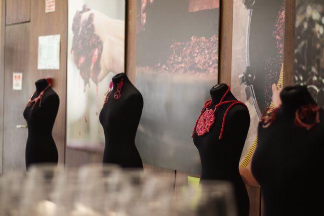 La DOP Jumilla reúne a diversas personalidades del mundo del arte y la cultura en la presentación de diálogos de arte y vino en Murcia