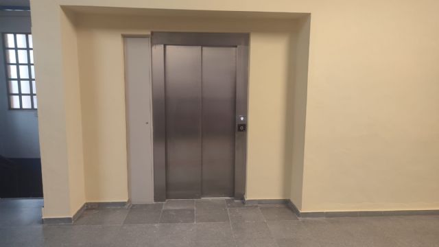El Ayuntamiento mejora la accesibilidad del Pabellón Carlos García con la instalación de un ascensor