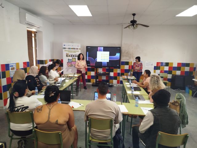 Una decena de vecinos participa en el taller de orientación y autoempleo para favorecer la inclusión laboral en el Barrio de Santiago y Distritos