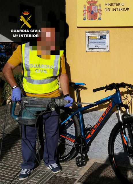 La Guardia Civil detiene a dos delincuentes habituales relacionados con una docena de robos en viviendas y sustracción de vehículos