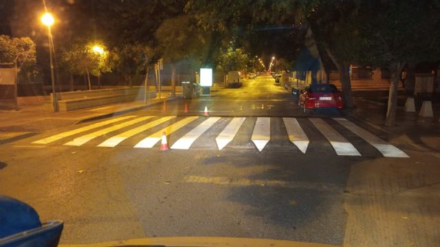 Servicios está llevando a cabo trabajos de repintado en pasos de peatones de varias avenidas