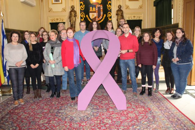 Jumilla coloca el lazo morado contra la violencia de género en el balcón del Ayuntamiento