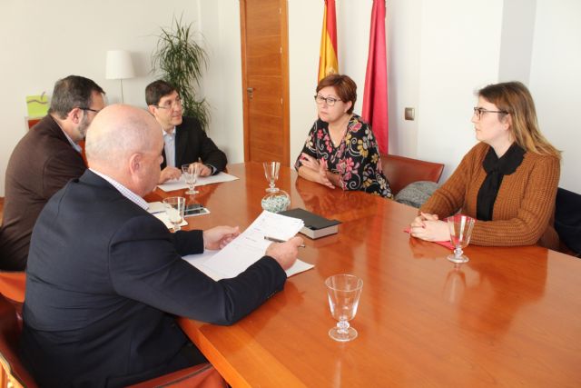 La alcaldesa trasmite al consejero de Salud las principales necesidades de Jumilla en el área