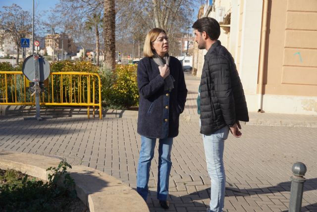 El Ayuntamiento ha retirado un pino carrasco junto a la estación de autobuses por alto riesgo de vuelco y el peligro de caídas de los viandantes