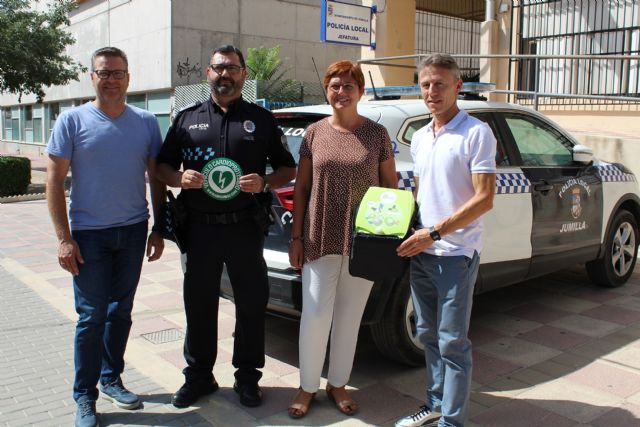 Se dota de desfibriladores a una patrulla de la Policía Local y al Centro Cultural Roque Baños