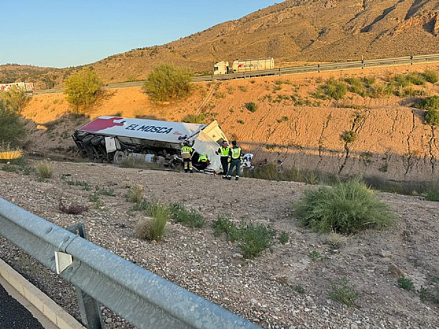 Rescatado y trasladado al hospital el conductor de un camión que volcó en la autovía A-33, en Jumilla