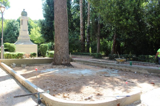 El parterre de la estatua de Roque Martínez, en la Plaza del Rey Don Pedro, está siendo reconstruido