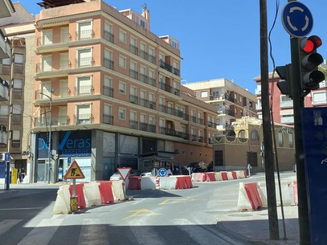 Entre mañana y el jueves se retirará la rotonda provisional del Rollo para dar paso a la construcción de la definitiva