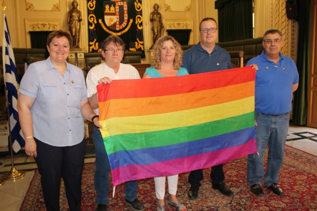 Colocada bandera del Orgullo LGTBI en el balcón del Ayuntamiento de Jumilla