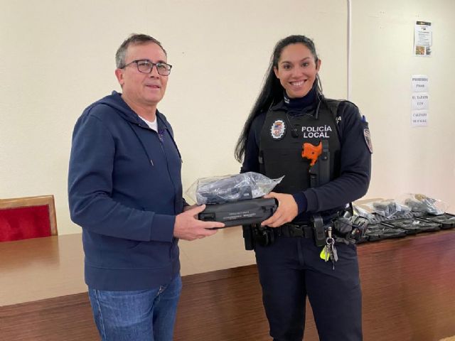 Los once nuevos agentes de la Policía Local reciben nuevas armas de fuego reglamentarias