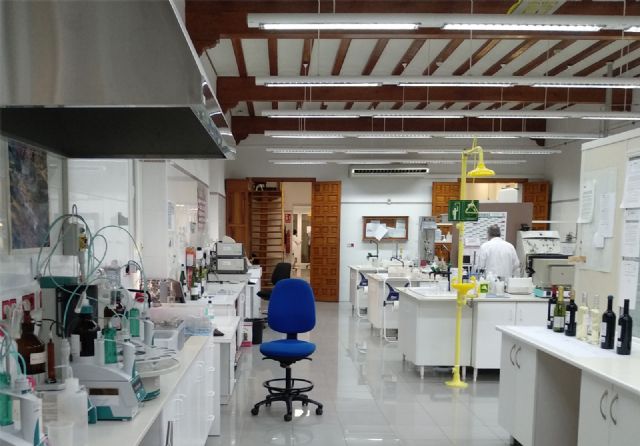 El Laboratorio Enológico de Jumilla realiza más de 30.000 análisis anuales de uvas y vinos para garantizar la calidad y facilitar su exportación