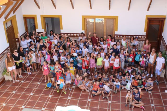 Los participantes en las Ludotecas de Verano visitan el Ayuntamiento