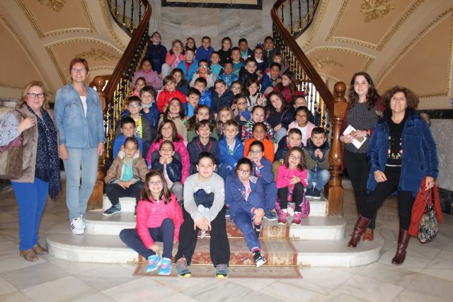 Slumnos de 2º y 3º de Primaria del Colegio Mariano Suárez han visitado el Ayuntamiento