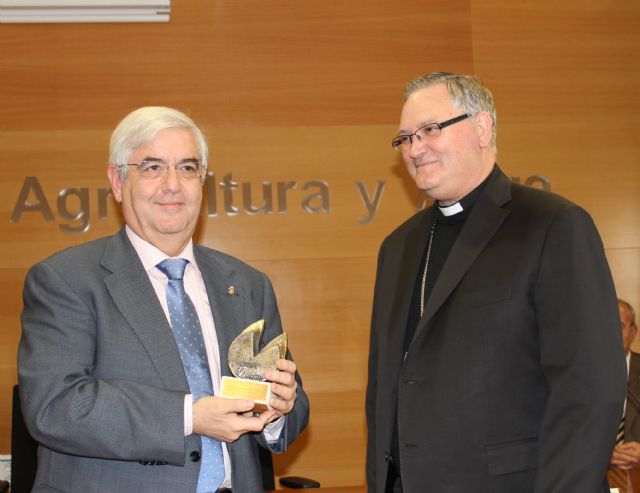 El alcalde recibe en nombre del Ayuntamiento de Jumilla, una distinción del CRDOP 'Queso de Murcia' por su apoyo