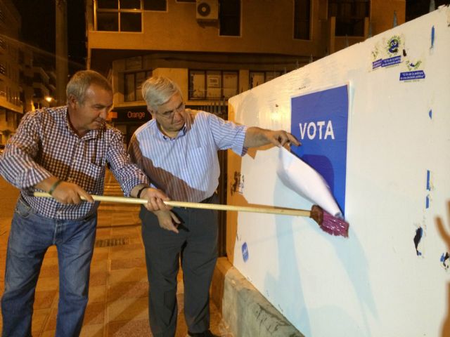 Con la pegada de carteles arranca en Jumilla, la campaña para las elecciones europeas del 25 de mayo