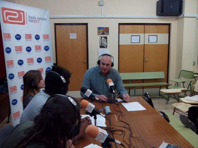 Los alumnos del IES Infanta Elena despiden el taller de Radio 'El Recreo Es nuestro' con una programa especial desde el centro