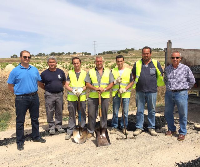 La Concejalía de Agricultura y Pedanías refuerza su plantilla con cuatro operarios más para el bacheo de caminos asfaltados del municipio
