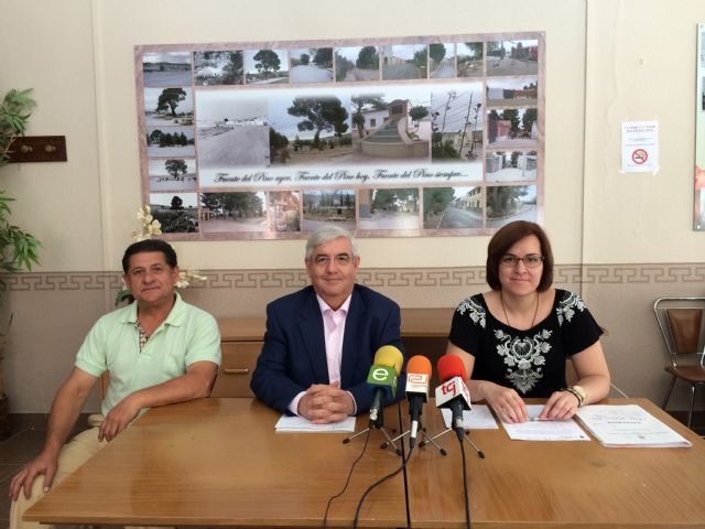 El alcalde recoge las necesidades de los vecinos de la Fuete del Pino, y les presenta el nuevo proyecto sobre  recogida de basura y limpieza viaria