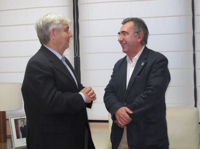 El consejero Manuel Campos recibe al alcalde de Jumilla