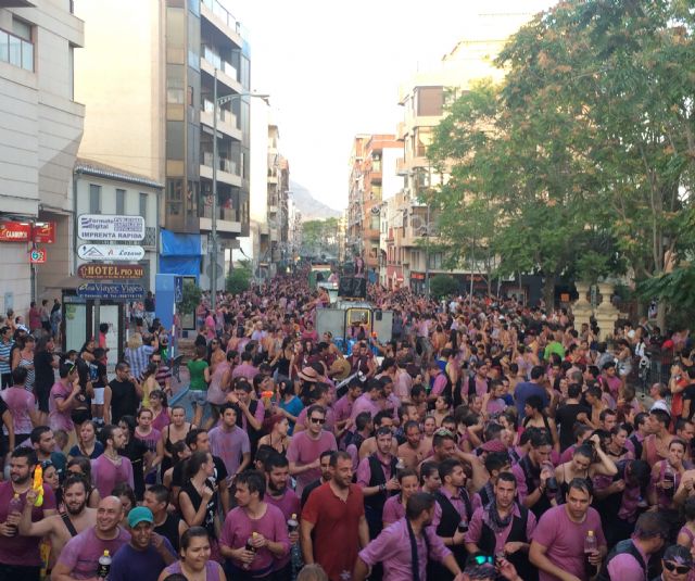 La Federación de Peñas despide la Fiesta de la Vendimia con la Gran Cabalgata del Vino y miles de personas en la calle