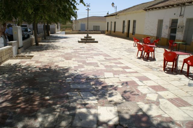 El Ayuntamiento inicia las obras de remodelación de la plaza de los colegios en la pedanía de la Cañada del Trigo
