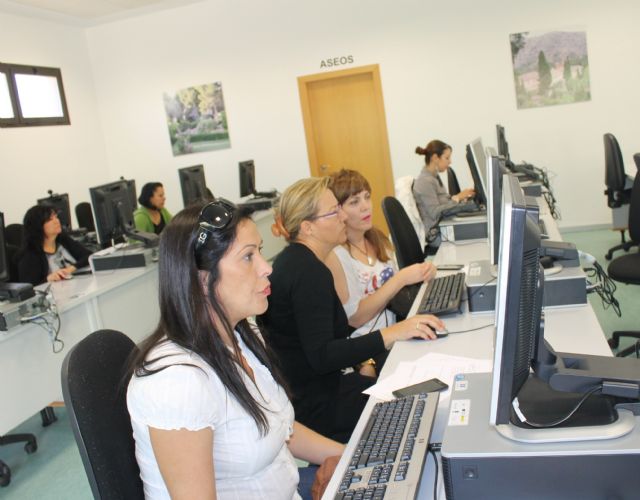 Una decena de mujeres del municipio mejoran sus habilidades informáticas en un curso de Igualdad y de la Federación de Mujeres Rurales
