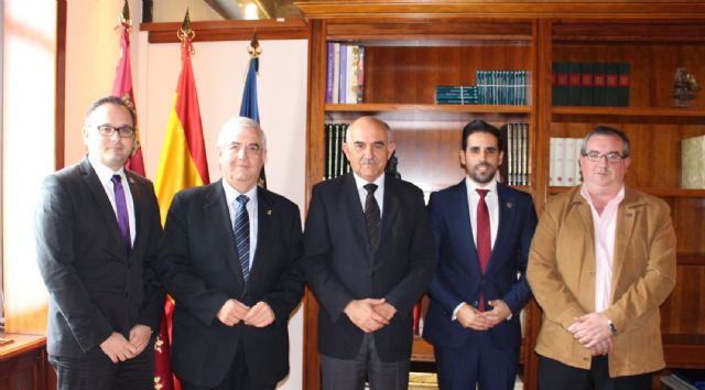 El jefe del Ejecutivo murciano, Alberto Garre, recibe al alcalde de Jumilla, Enrique Jiménez
