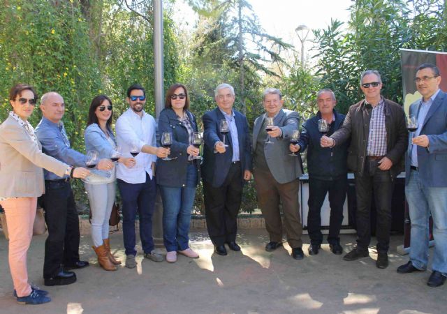 La Miniferia del Vino de Semana Santa trae a Jumilla a cientos de personas de la Región y comunidades vecinas