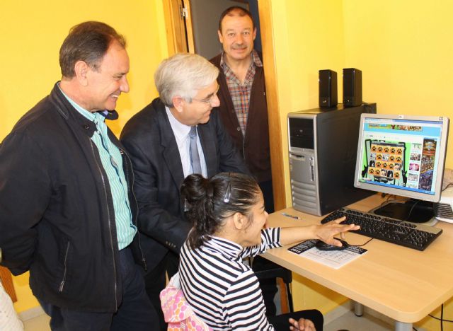 Aguas de Jumilla colabora con ASPAJUNIDE con la donación de cuatro equipos informáticos