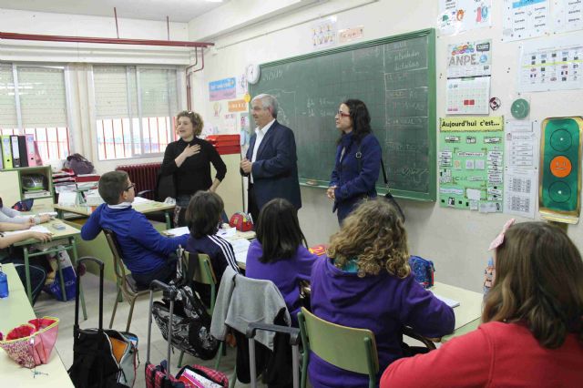 El alcalde visita a los escolares del CEIP Príncipe Felipe para conocer su proyecto emprendedor 'Ecoprinquin'