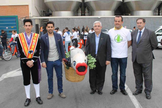 El alcalde y los vendimiadores mayores e infantiles hacen entrega de la Sardina 2015 a la ciudad de Murcia para que den comienzo las fiestas