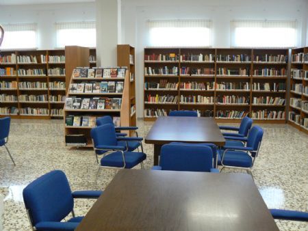 La Biblioteca Pública Municipal de Jumilla recibe un lote de 100 libros donados por la Universidad de Murcia