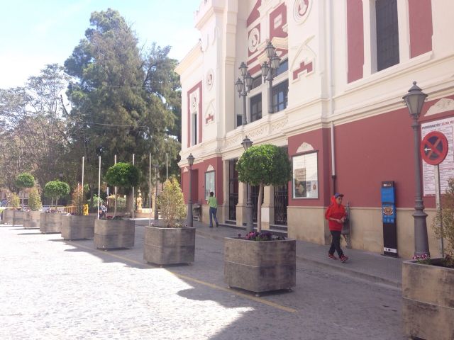 Servicios instala los 10 nuevos maceteros que embellecerán la fachada del Teatro Vico